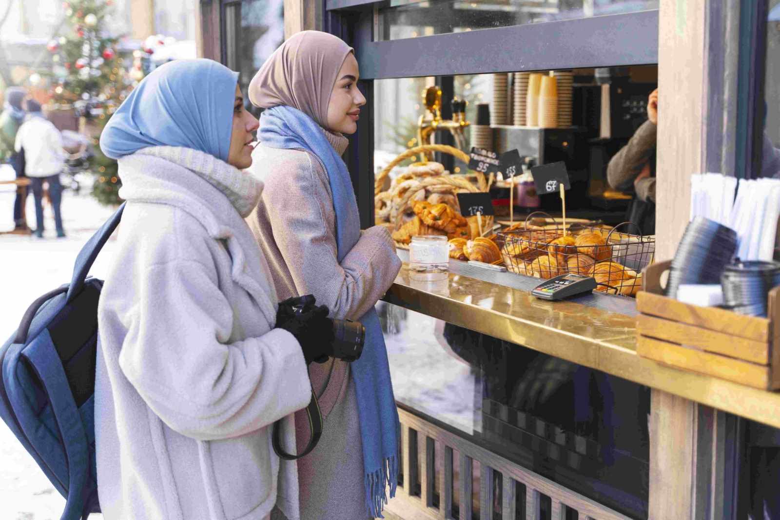 Panduan Praktis Mencari Makanan Halal Saat Traveling, Tips Aman untuk Muslim Traveler